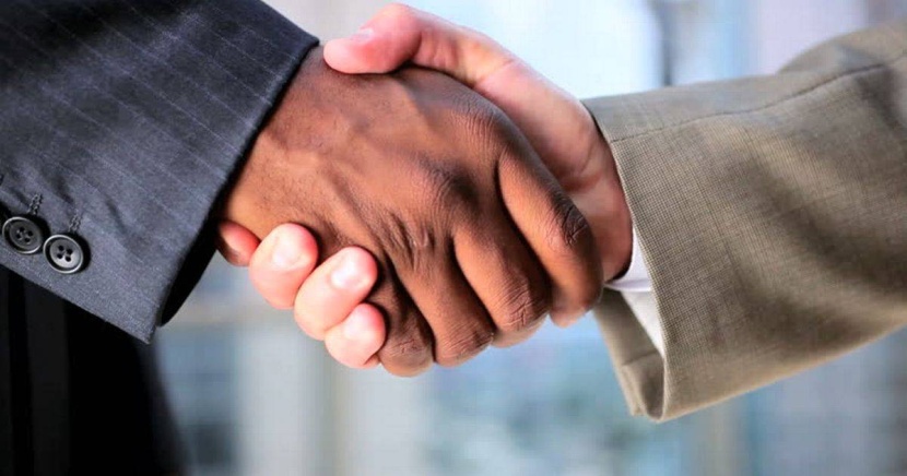 المصافحة تعود إلى الظهور ببطء بعد 16 شهرا من التباعد