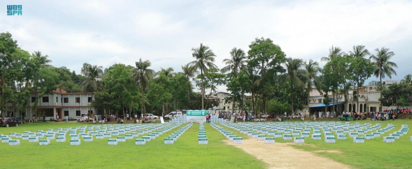 مركز الملك سلمان للإغاثة يواصل توزيع السلال الغذائية في بنجلاديش