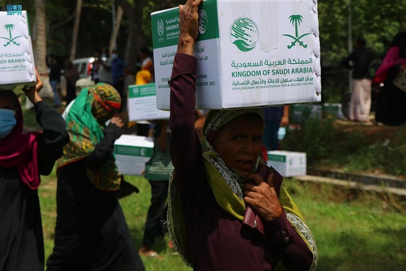 مركز الملك سلمان للإغاثة يواصل توزيع السلال الغذائية في بنجلاديش