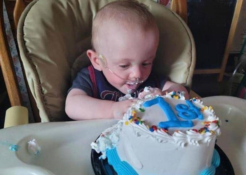 بعد 0 % احتمال نجاة .. أصغر طفل مبتسر يحتفل بعامه الأول