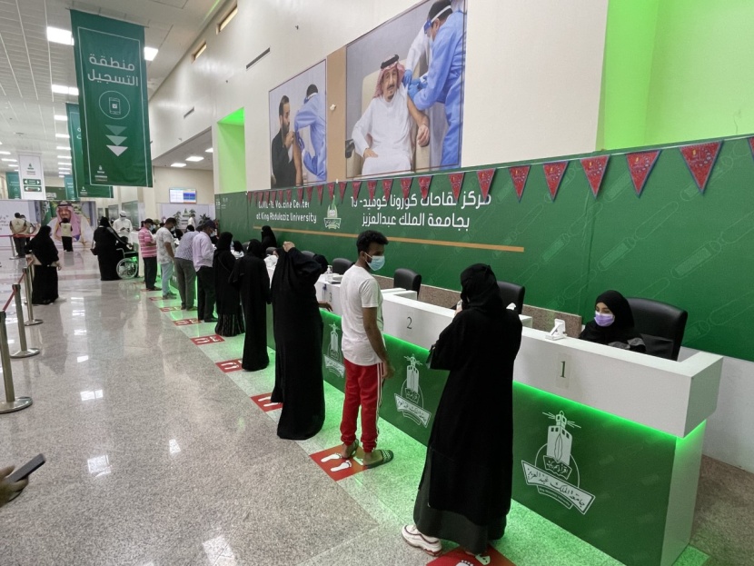 جامعة "المؤسس" تستثمر طاقات طلبة نادي العلاقات العامة في خدمة مستفيدي ومستفيدات مركز لقاحات كورونا