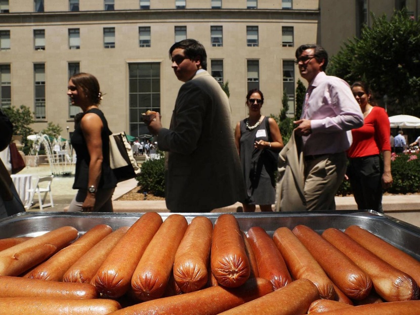 16 ألف دولار إكرامية من زبون اشترى شطيرتي هوت دوغ