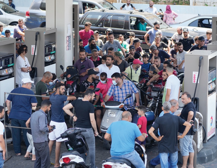 سائقو دراجات نارية ينتظرون الحصول على الوقود من محطة في بيروت 