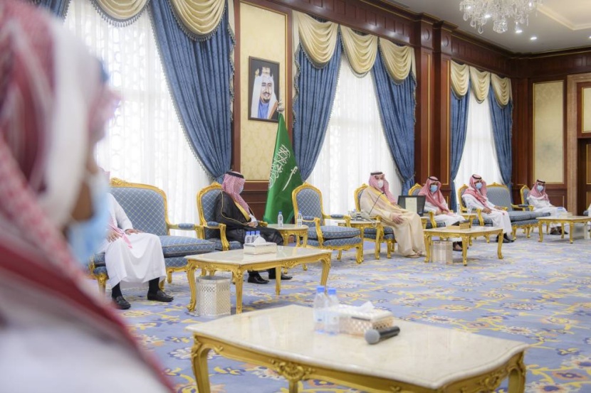 أمير المدينة المنورة يكرم أفراد الفرق الميدانية في مكافحة المخدرات