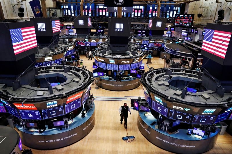 الأسهم الأمريكية تستهل تداولاتها منخفضة مع تحول التركيز لبيانات قطاع الخدمات