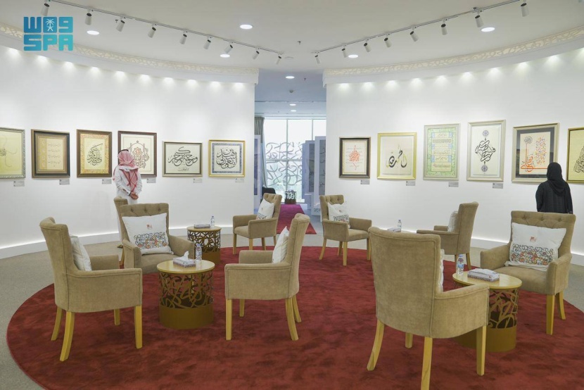 خطاطون سعوديون ينثرون إبداعاتهم في رسم الحرف العربي وزخرفته