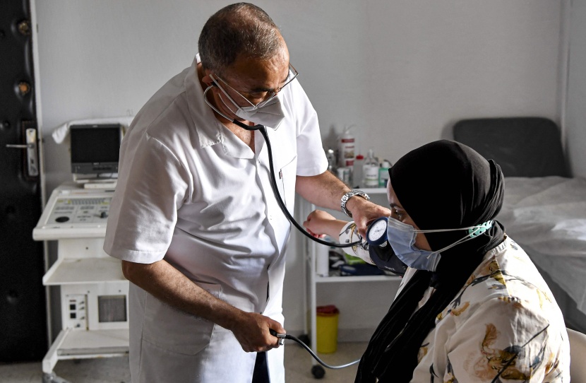  مع اكتظاظ المستفشيات .. خدمات صحية منزلية في تونس لرعاية مرضى كوفيد