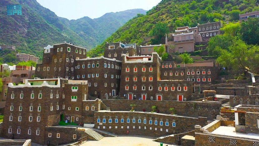 «رجال ألمع» تثري «صيف السعودية» بتاريخها وآثارها