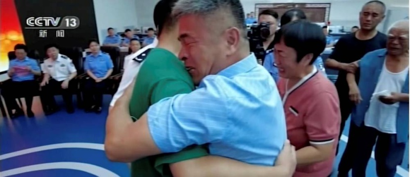 صيني يعثر على ابنه المفقود بعد رحلة بحث استمرت 24 عاما