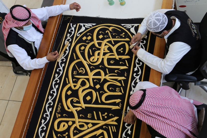  مطرزي كسوة الكعبة المشرفة يضعون اللمسات الأخيرة عليها قبل وضعها على الكعبة الأثنين القادم 