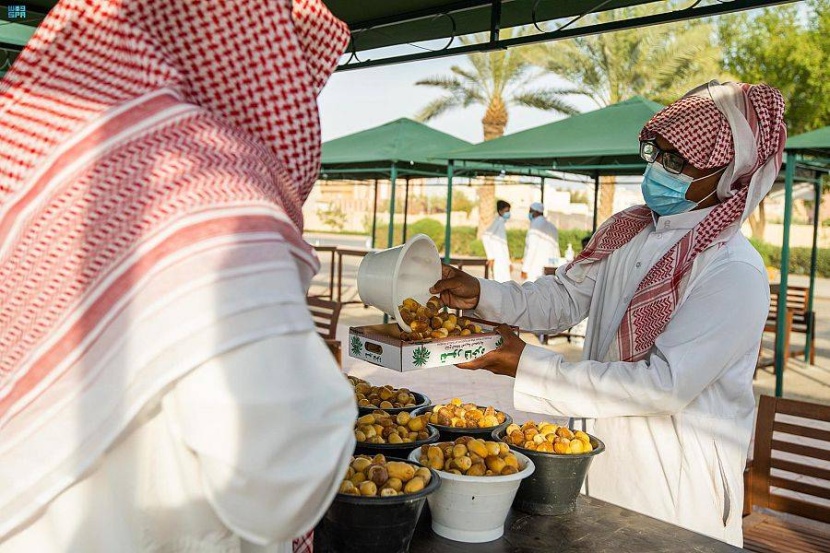 «بوابة الدرعية» تنظم سوق التمور لدعم المزارعين المحليين