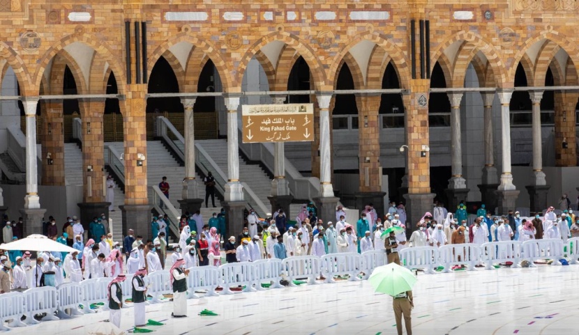جموع المصلين يؤدون صلاة الجمعة في رحاب المسجد الحرام 
