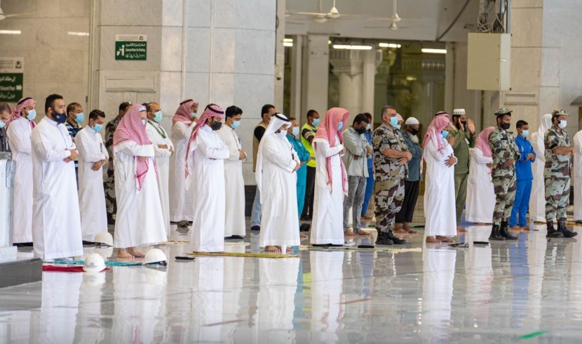 جموع المصلين يؤدون صلاة الجمعة في رحاب المسجد الحرام 