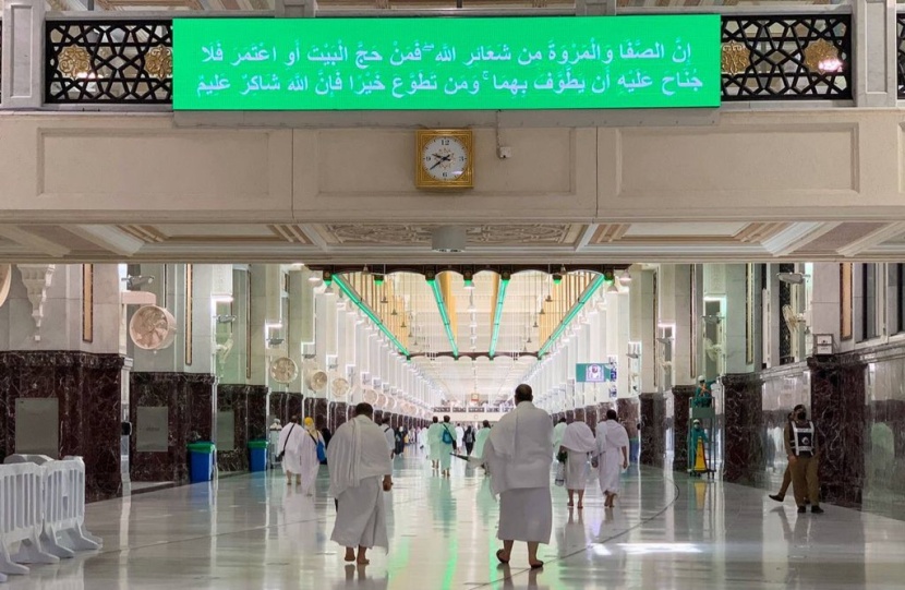 حجاج بيت الله الحرام  يؤدون طواف القدوم والسعي وسط إجراءات احترازية