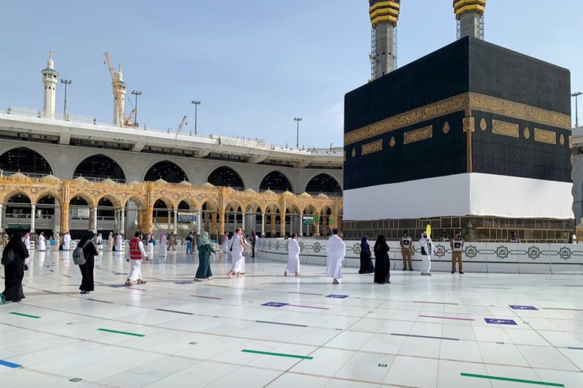  حجاج بيت الله الحرام  يؤدون طواف القدوم والسعي وسط إجراءات احترازية