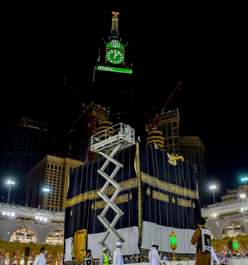  الكعبة المشرفة تكتسي حلَّتها الجديدة