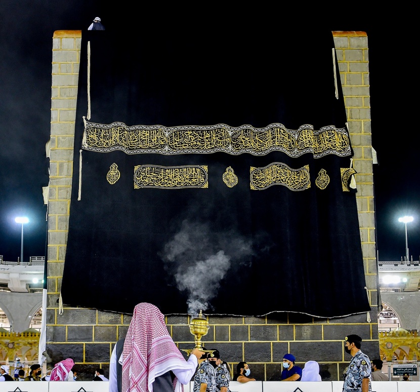  الكعبة المشرفة تكتسي حلَّتها الجديدة
