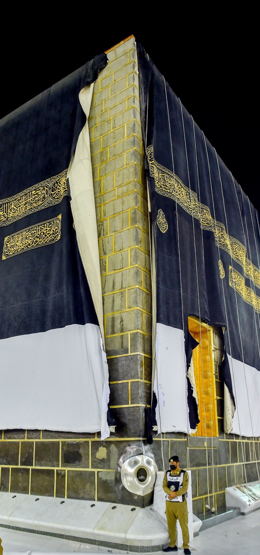  الكعبة المشرفة تكتسي حلَّتها الجديدة