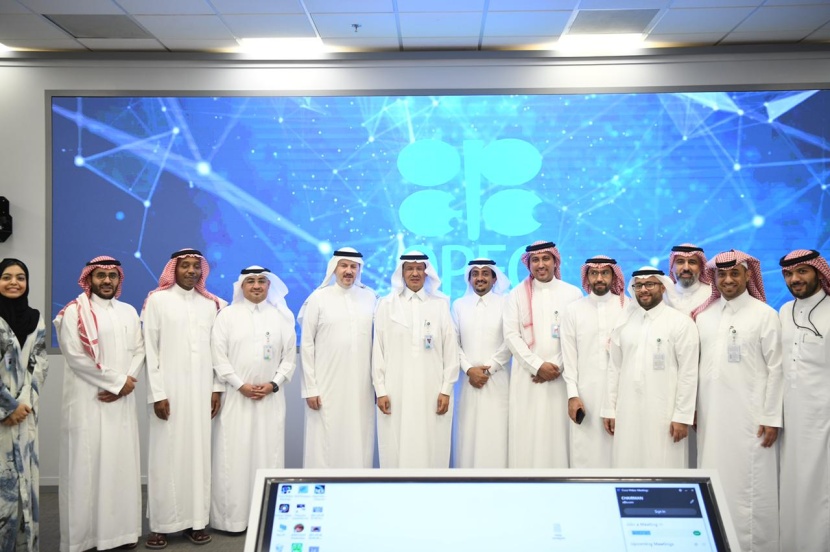 الأمير عبدالعزيز بن سلمان وزير الطاقة يتوسط فريق وزارة الطاقة المعني بـ أوبك