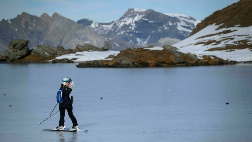 ذوبان الأنهار الجليدية يشكل 1000 بحيرة  في الألب السويسرية