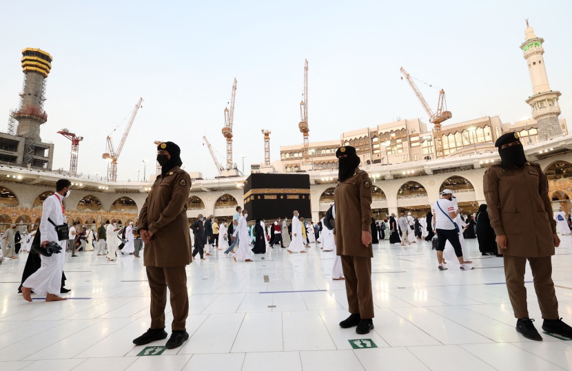 شرطيات سعوديات يمارسن عملهن أثناء قيام المصلين بالطواف حول الكعبة المشرفة 