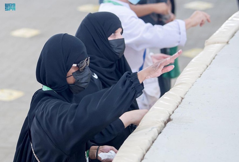 حجاج بيت الله الحرام يرمون الجمرات في أول أيام التشريق