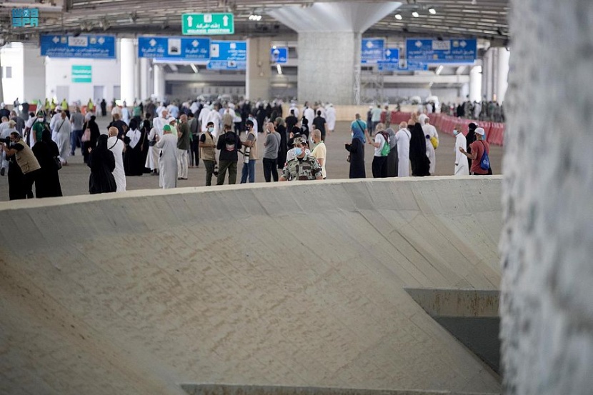 حجاج بيت الله الحرام يرمون الجمرات في أول أيام التشريق