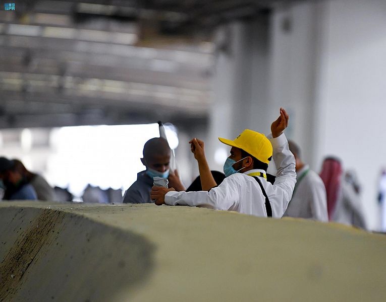 حجاج بيت الله الحرام يرمون الجمرات في أول أيام التشريق