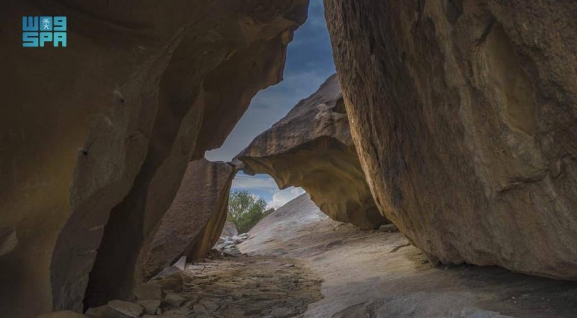 كهوف جبال السروات تغازل سياحها في "صيف السعودية"
