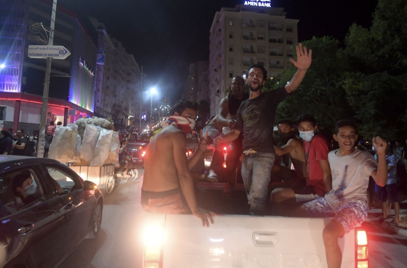تونس: الشعب يحتفل بإقالة الحكومة بالهتافات والألعاب النارية