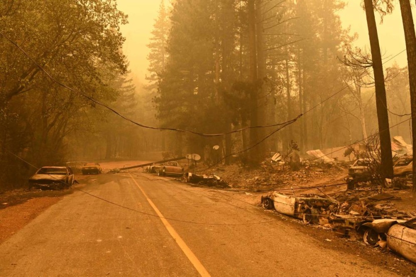 رجال الإطفاء في كاليفورنيا يواجهون حريقا ينتج مناخه الخاص