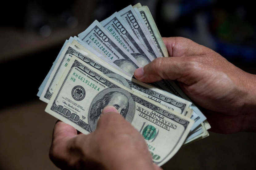 ضعف الإقبال على المخاطر يوقف ارتفاع الدولار