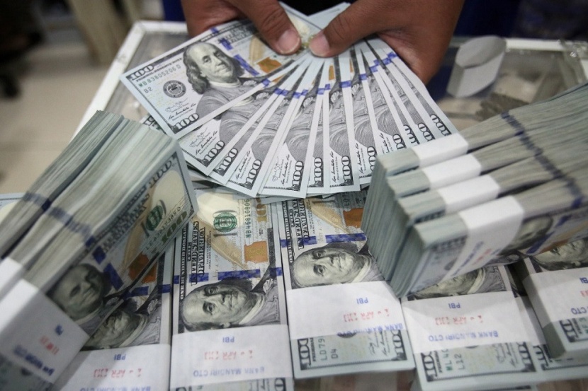الدولار يرتفع وأنظار المستثمرين على قرار مجلس الاحتياطي