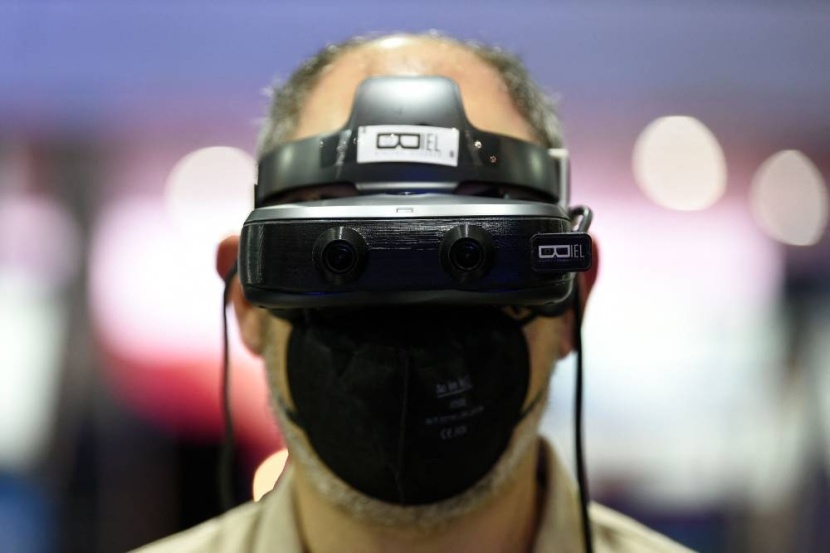 زوجان يبتكران نظارات للسماح لابنهما باستعادة بصره