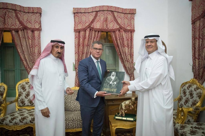 وزير الطاقة يصطحب رئيس مؤتمر قمة المناخ في جولة بقصر المربع