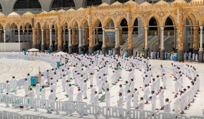  جموع المصلين في المسجد الحرام يؤدون صلاة الجمعة وسط تطبيق الإجراءات الاحترازية والوقائية 