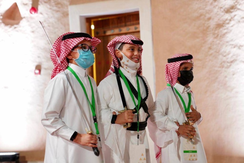 شبان يتفاعلون مع مبادرة «الدرعية .. بيت العرضة»