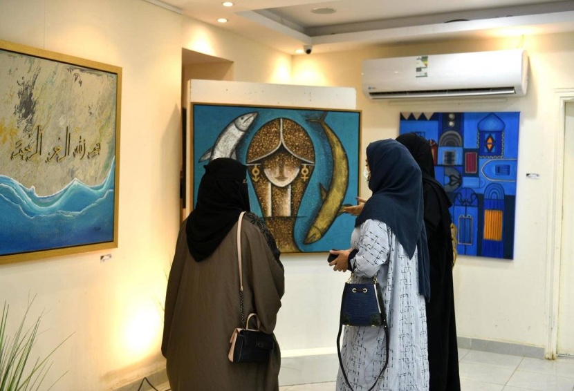 "أكنان"..  معرض يجمع مدارس الفن التشكيلي