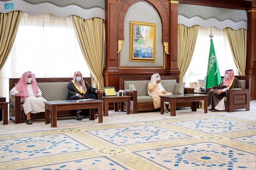 أمير المدينة المنورة يشيد بدور «الرئاسة العامة للإفتاء» في نشر الوسطية والاعتدال