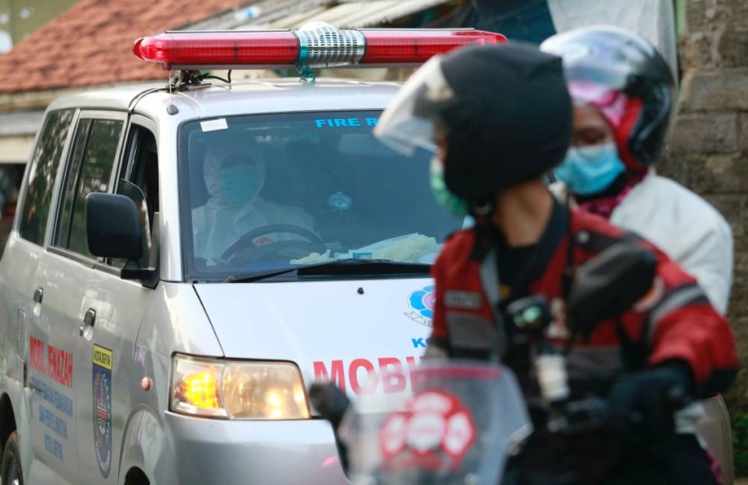 سائقو دراجات نارية يخترقون الشوارع المزدحمة لمساعدة سيارات الإسعاف