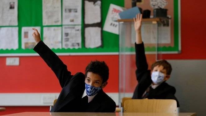 تلاميذ يستخدمون المشروبات الغازية لإثبات إصابتهم بكورونا