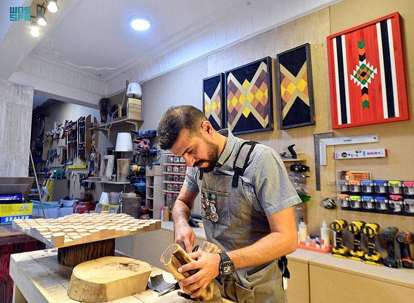 سعودي يحول مخلفات الأشجار إلى أعمال فنية مميزة