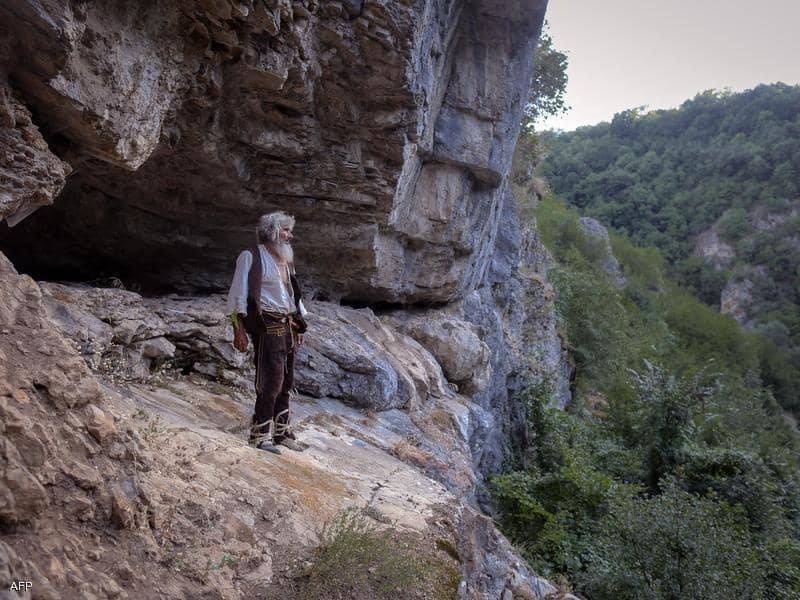 رجل الكهف يقطع خلوته من أجل لقاح كورونا