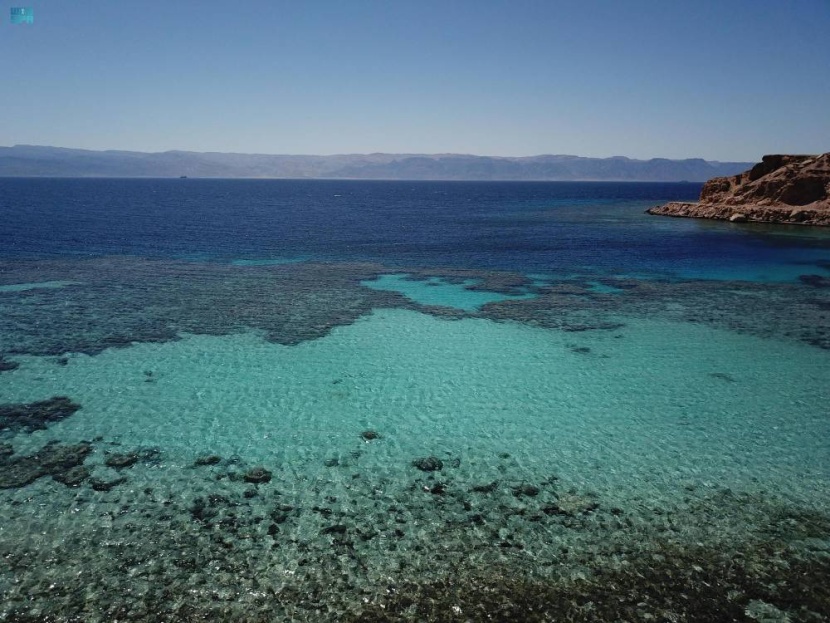 حقل .. شواطئ رملية بيضاء ومياه كريستالية صافية