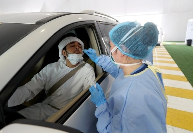 الإمارات : فحص كورونا كل 48 ساعة للموظفين غير الحاصلين على جرعتي اللقاح