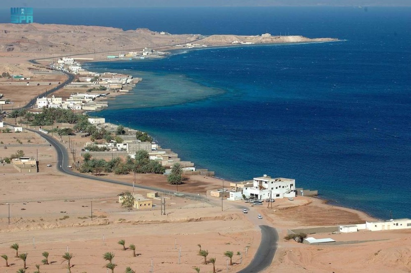 «حقل» .. طبيعة خلابة وتجارب بحرية وشعب مرجانية ملونة