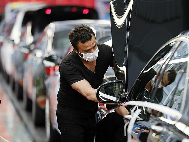 "دايملر" توقف الإنتاج بسبب نقص أشباه الموصلات 