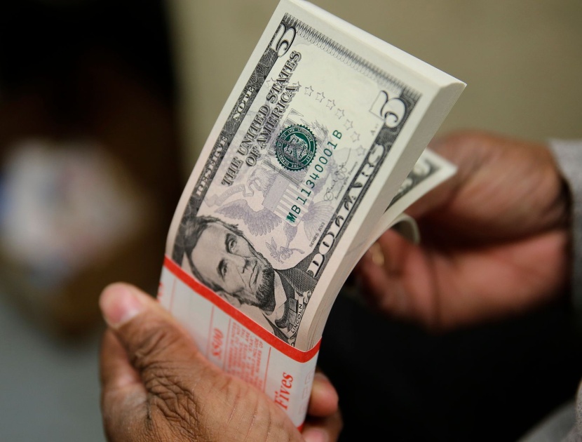 الدولار يستقر قرب مستوياته المتدنية وسط ترقب بيانات الوظائف الأمريكية