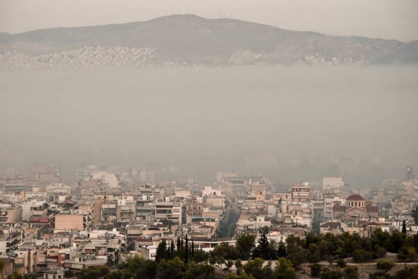 دخان حرائق جبل بارنز يغطي وسط مدينة أثينا اليونانية، حيث يكافح 500 رجل إطفاء وعشرات الطائرات النيران المشتعلة منذ يومين. "الفرنسية" دخان أثينا
