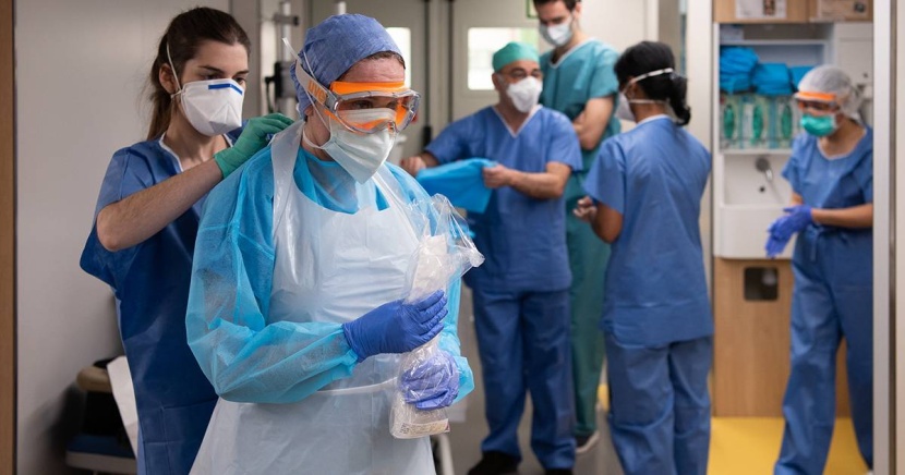 أطباء برشلونة المنهكون يفاجأون بالموجة الجديدة لكوفيد